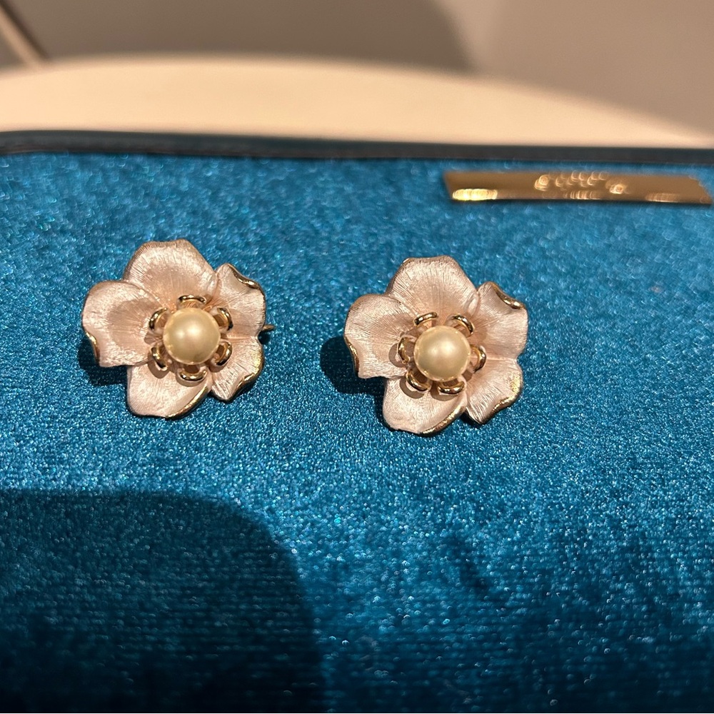Vintage clip on earrings. Gold tone, faux pearl. ‘80ties.